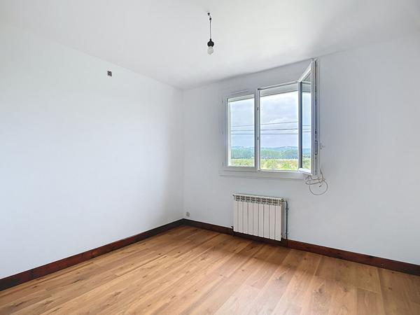 A vendre Maison102 m2 à Feugarolles, 4 chambres avec dépendances et parc de 7500m²