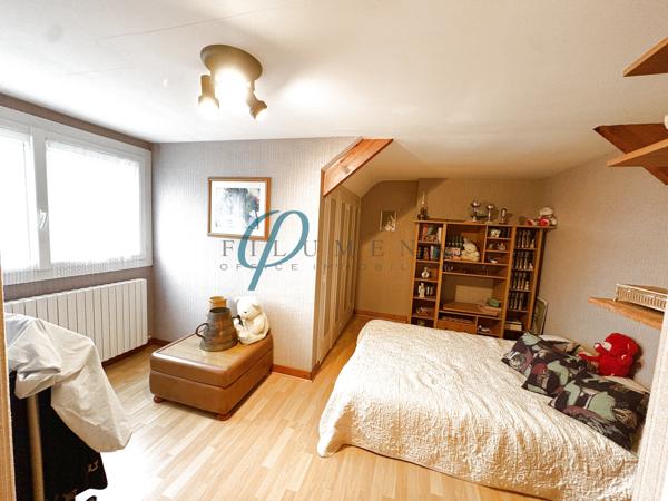 Maison avec jardin clos et garage dans un environnement calme sur Sucé sur Erdre.