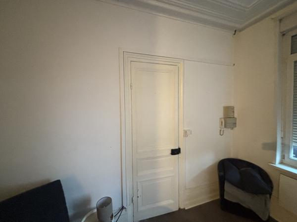 Dunkerque centre: Studio bis à rénover à coté du lycée Jean Bart.