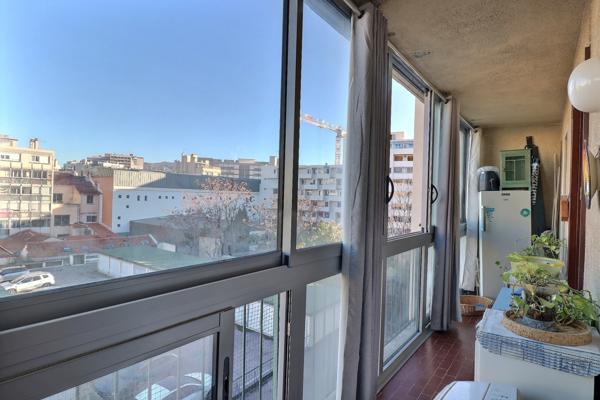 Marseille (13005) T3 traversant---rénové---2 balcons---proximité immédiate Camas