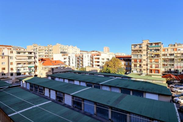 Marseille (13005) T3 traversant---rénové---2 balcons---proximité immédiate Camas