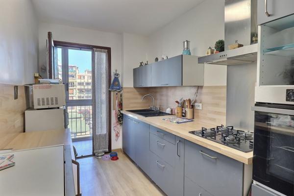 Marseille (13005) T3 traversant---rénové---2 balcons---proximité immédiate Camas