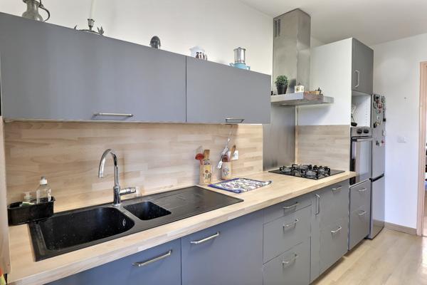 Marseille (13005) T3 traversant---rénové---2 balcons---proximité immédiate Camas