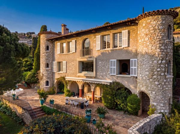 Villa élégante avec vue mer