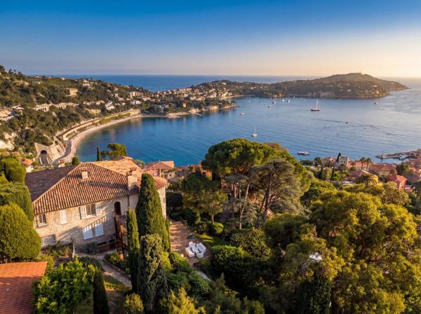 Villa élégante avec vue mer