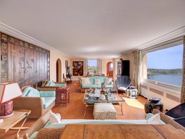 Villa élégante avec vue mer