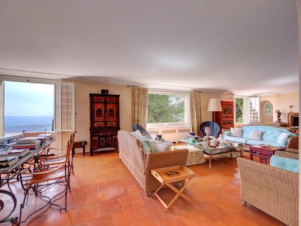 Villa élégante avec vue mer