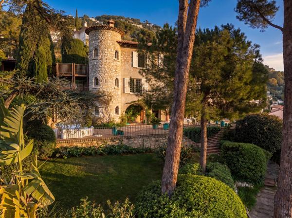 Villa élégante avec vue mer