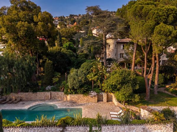 Villa élégante avec vue mer