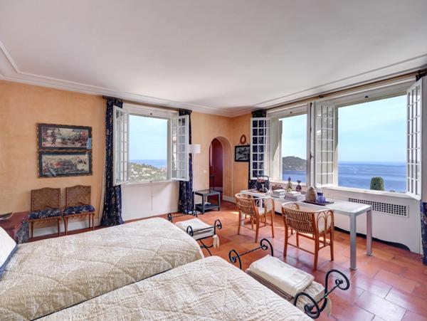 Villa élégante avec vue mer