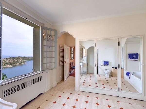 Villa élégante avec vue mer