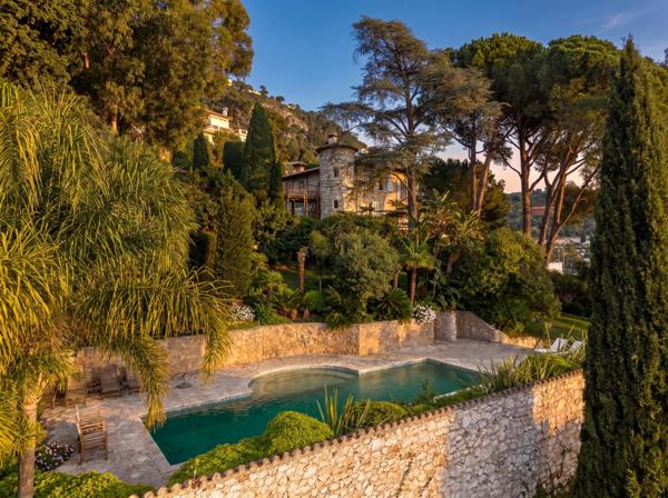 Villa élégante avec vue mer