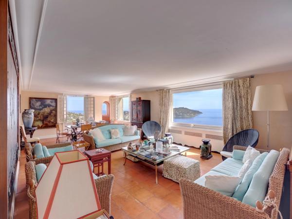 Villa élégante avec vue mer