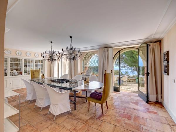 Villa élégante avec vue mer