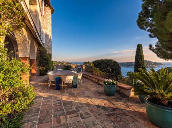 Villa élégante avec vue mer