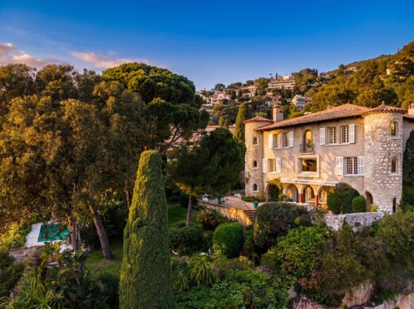 Villa élégante avec vue mer