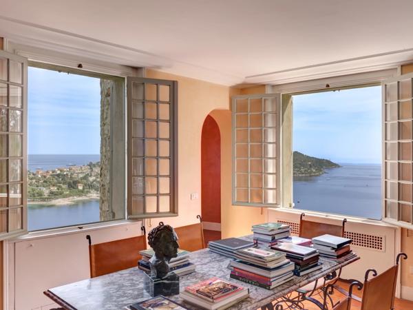 Villa élégante avec vue mer