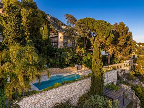 Villa élégante avec vue mer