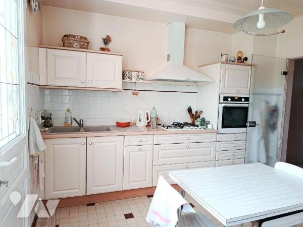 PAVILLON ARTISANAL GRANDE SUPERFICIE PROCHE TOUTES COMMODITES
IDEALEMENT SITUE, COMMERCES, ECO...