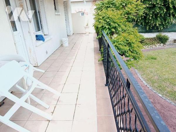 PAVILLON ARTISANAL GRANDE SUPERFICIE PROCHE TOUTES COMMODITES
IDEALEMENT SITUE, COMMERCES, ECO...