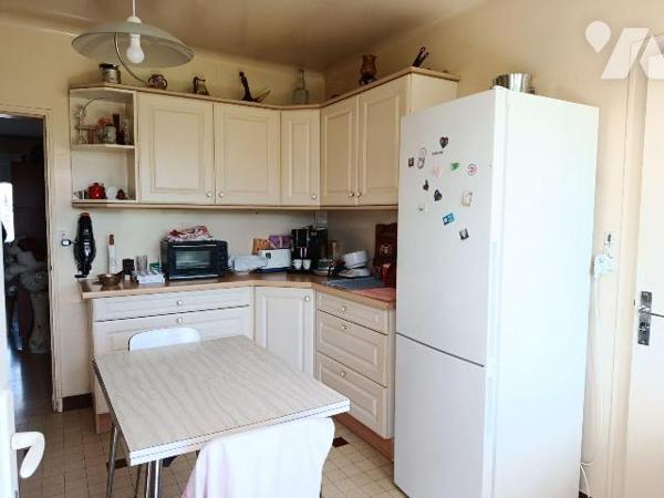 PAVILLON ARTISANAL GRANDE SUPERFICIE PROCHE TOUTES COMMODITES
IDEALEMENT SITUE, COMMERCES, ECO...