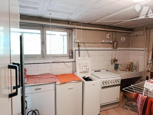 PAVILLON ARTISANAL GRANDE SUPERFICIE PROCHE TOUTES COMMODITES
IDEALEMENT SITUE, COMMERCES, ECO...
