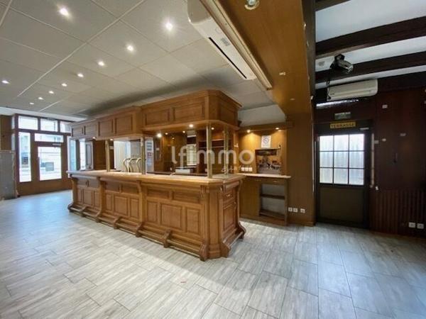 Immeuble comprenant un local commercial et deux appartements.