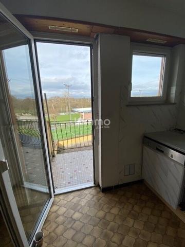 Immeuble comprenant un local commercial et deux appartements.