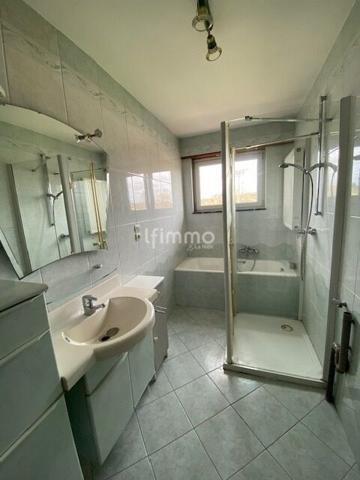 Immeuble comprenant un local commercial et deux appartements.