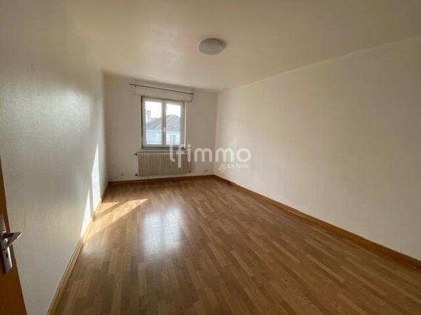 Immeuble comprenant un local commercial et deux appartements.