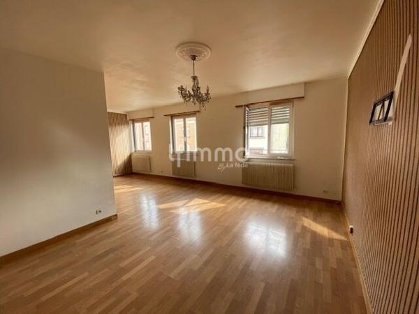 Immeuble comprenant un local commercial et deux appartements.