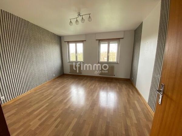 Immeuble comprenant un local commercial et deux appartements.