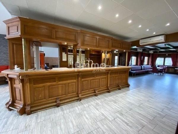 Immeuble comprenant un local commercial et deux appartements.