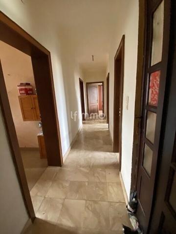 Immeuble comprenant un local commercial et deux appartements.