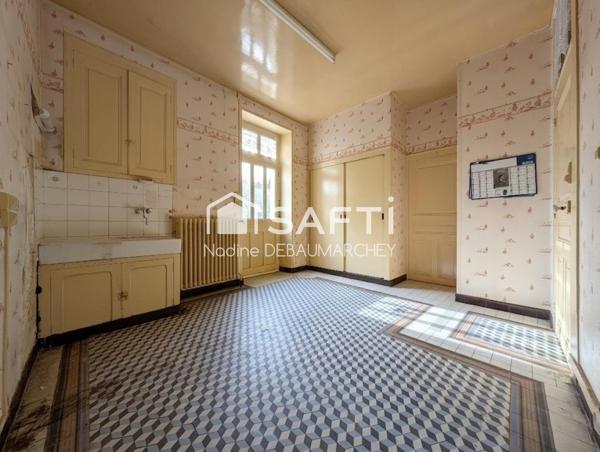 Maison de ville de caractère : beaux volumes, jardin et fort potentiel