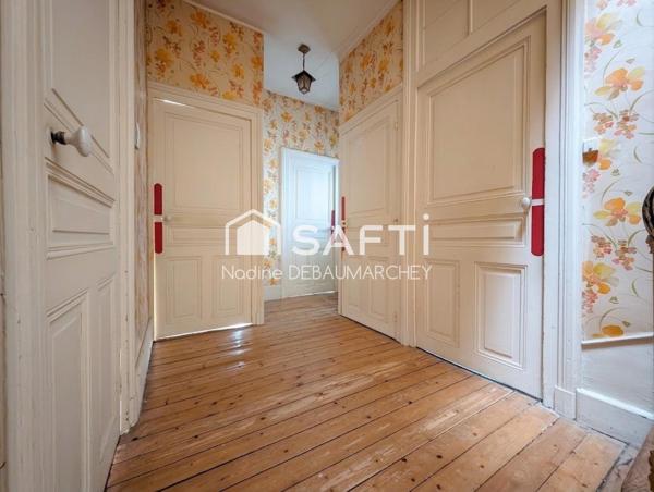 Maison de ville de caractère : beaux volumes, jardin et fort potentiel