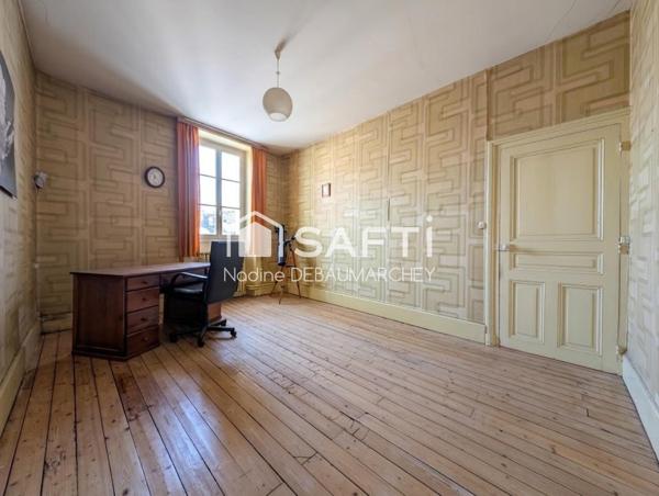 Maison de ville de caractère : beaux volumes, jardin et fort potentiel