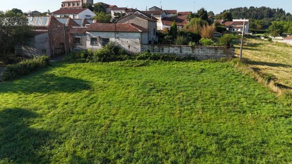 TERRAIN A BATIR 1640 M² PROCHE DE FEURS