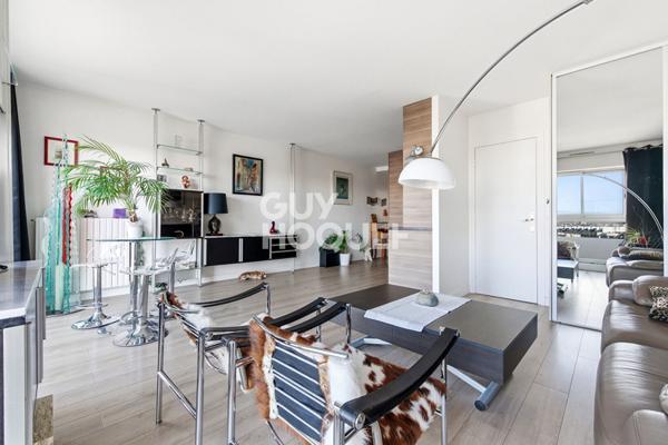 Très beau 2 pièces - Vue exceptionnelle - Dernier étage - Martyrs 09