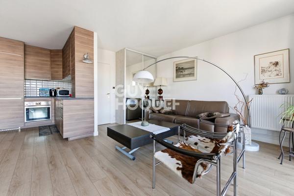 Très beau 2 pièces - Vue exceptionnelle - Dernier étage - Martyrs 09