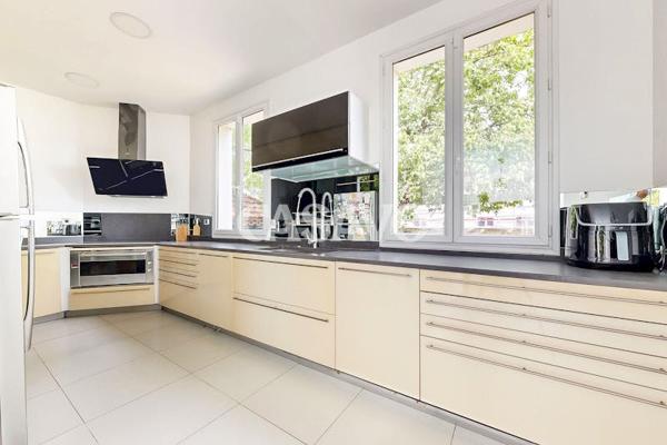 Vente Maison 9 pièces de 330m² - 94120 Fontenay-sous-Bois