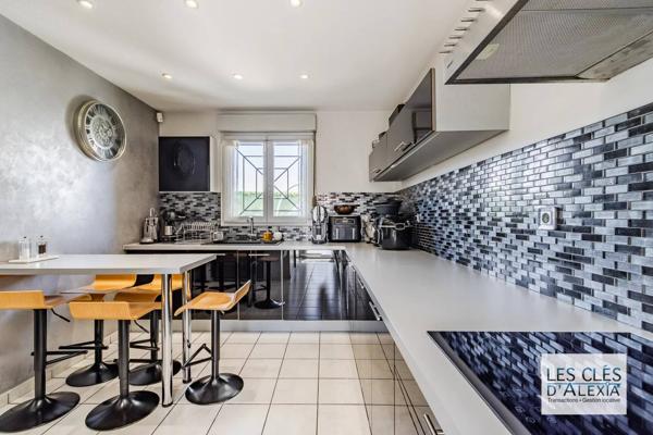 MAISON 106 m² – 4 CHAMBRES – PISCINE CHAUFFÉE – GARAGE – VÉNISSIEUX