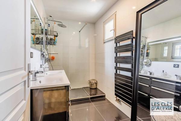 MAISON 106 m² – 4 CHAMBRES – PISCINE CHAUFFÉE – GARAGE – VÉNISSIEUX