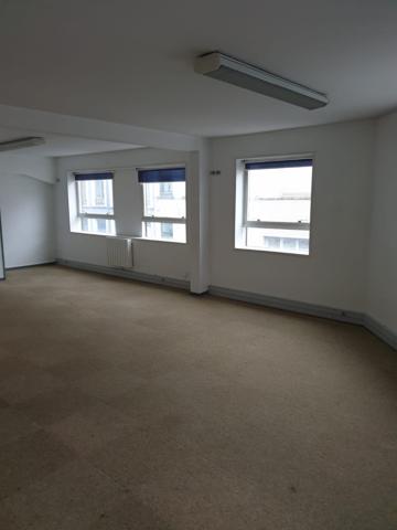 Local professionnel
                                                                                                                                                                                                                                                                                                                                                                                                                                            103  m²