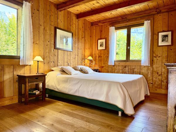 RARE AUX PRAZ DE CHAMONIX-CHALET-5 CHAMBRES-1200 M2 DE TERRAIN- VUE MONT BLANC