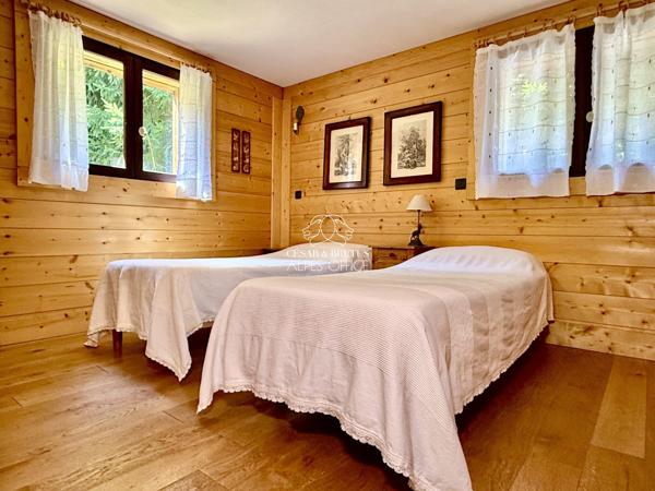 RARE AUX PRAZ DE CHAMONIX-CHALET-5 CHAMBRES-1200 M2 DE TERRAIN- VUE MONT BLANC