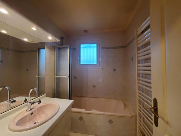 Maison T6 situé dans une impasse au calme et terrain piscinable, sous-sol aménagé et double garages