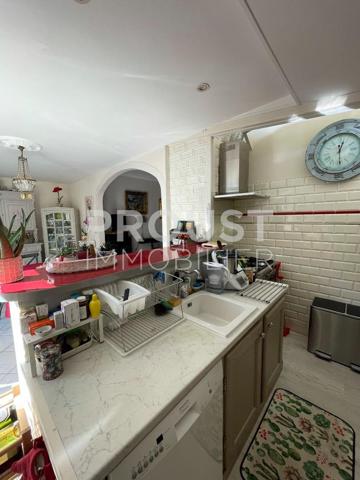 En exclusivité. quartier avenue de la rochelle à 5 minutes à pied du marché maison en pierre avec garage et jardin clos et arboré.