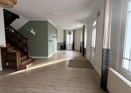 En exclusivité. quartier avenue de la rochelle à 5 minutes à pied du marché maison en pierre avec garage et jardin clos et arboré.
