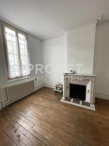 En exclusivité. quartier avenue de la rochelle à 5 minutes à pied du marché maison en pierre avec garage et jardin clos et arboré.
